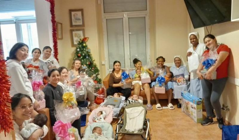 Los Reyes Magos visitan el Hogar Santa Bárbara de Cáritas Madrid guiados por una luz muy especial: «Queremos animaros a no perder la esperanza»
