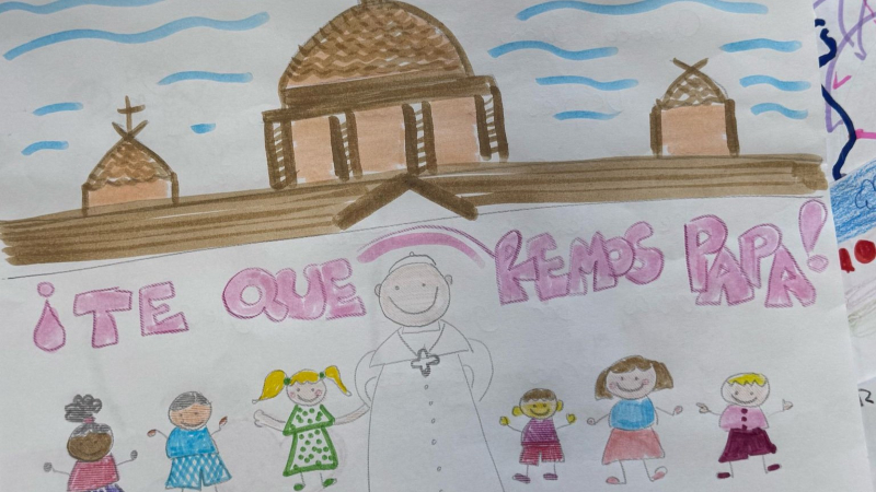 Dibujos y oraciones de los niños y jóvenes de Madrid para el Papa Francisco: un mensaje de color y esperanza para su recuperación