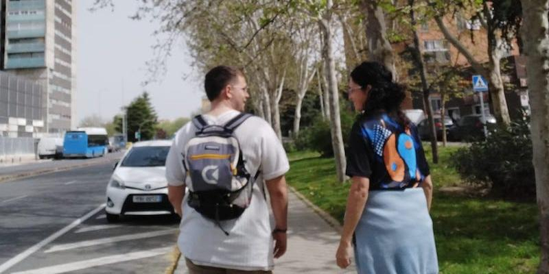 Álex y Karina, educadores en Cáritas Vicaría V que ‘salen al encuentro de los jóvenes’ del barrio de Lavapiés: «Escucharles y crear un vínculo con ellos»