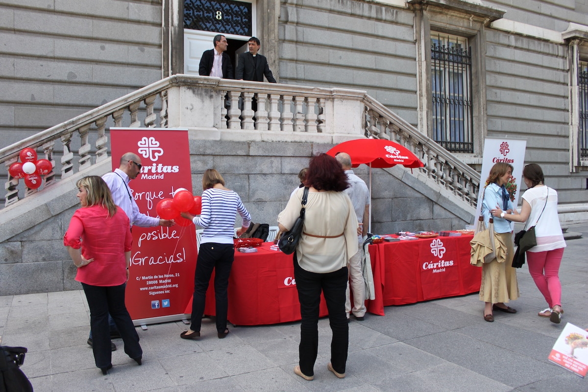 Mesa informativa de Cáritas Madrid en la festividad del Corpus Christi