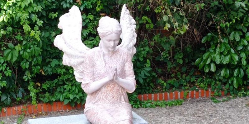 El cardenal Osoro bendice en Santa Cristina la estatua del Ángel de la Guarda ubicada en la entrada de la iglesia
