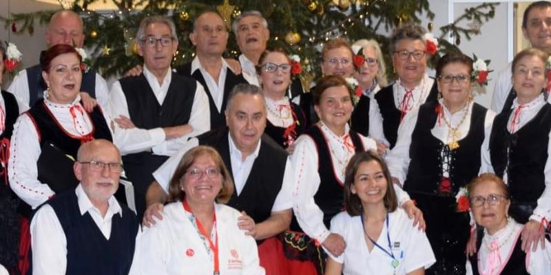 Así acompañan los voluntarios de Cáritas Madrid a los enfermos del Zendal: "Esto me ha hecho crecer como persona"