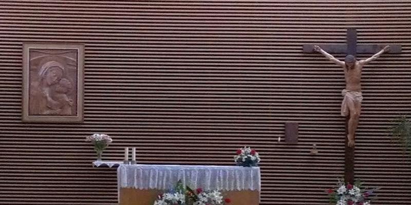 Juan Carlos Vera administra la Confirmación a adultos en Santa María del Buen Consejo de San Sebastián de los Reyes