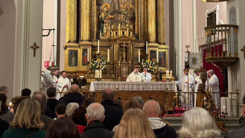 El cardenal José Cobo, en la Misa de la Asociación de Belenistas de Madrid: «El belén siempre nos refleja algo fundamental que trabajáis con vuestras manos: la humildad de Dios»
