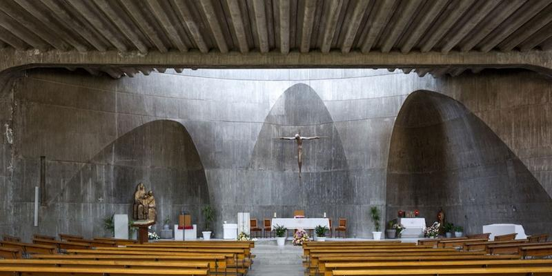 Ángel López Blanco administra el sacramento de la Confirmación a adultos en Santa Ana y la Esperanza, de Moratalaz