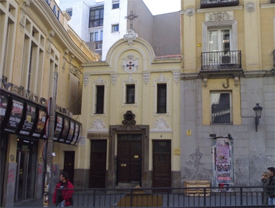 El cardenal visita el comedor social Ave María y celebra a su patrona