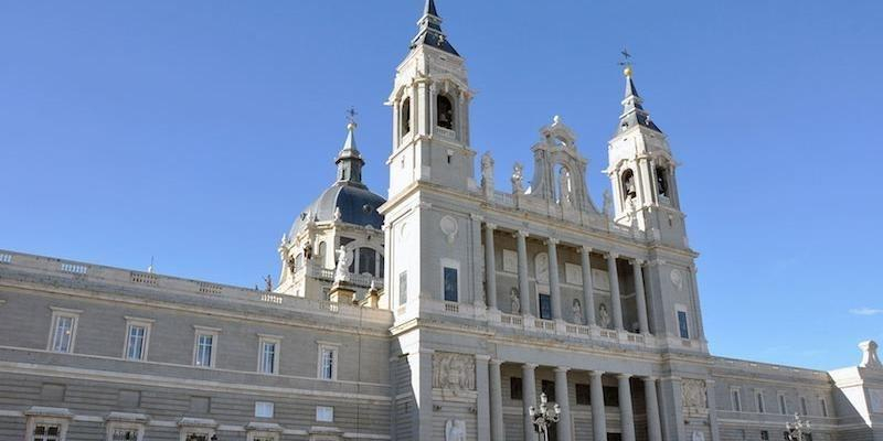 La catedral acoge la Misa funeral por los obispos de la diócesis difuntos presidida por el cardenal Osoro