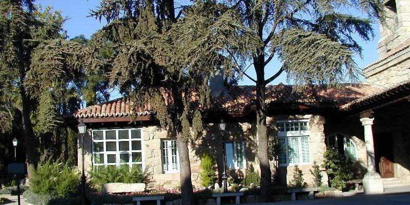 Monseñor Martínez Camino administra el sacramento de la Confirmación en Asunción de Nuestra Señora de Torrelodones