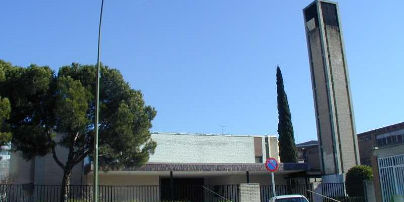 Monseñor Martínez Camino administra los sacramentos de la iniciación cristiana en Nuestra Señora de la Merced de Moratalaz