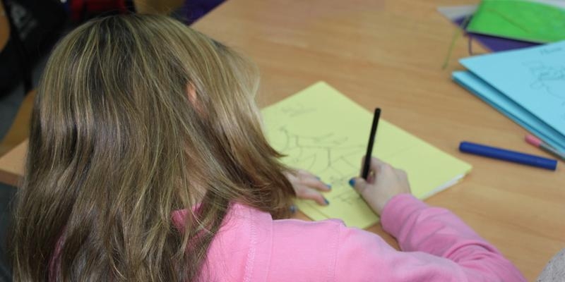 Monseñor José Cobo participa en la reunión mensual de la Mesa de Cáritas del arciprestazgo de Usera