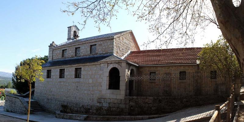 Un joven recibe los sacramentos de la iniciación cristiana completa en San Antonio de La Navata