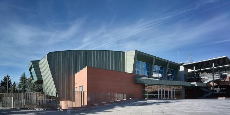 El arzobispo de Madrid administra el sacramento de la Confirmación a alumnos del colegio Retamar