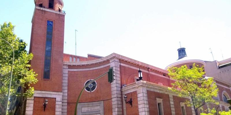 Juan Carlos Merino administra el sacramento de la Confirmación en Inmaculado Corazón de María