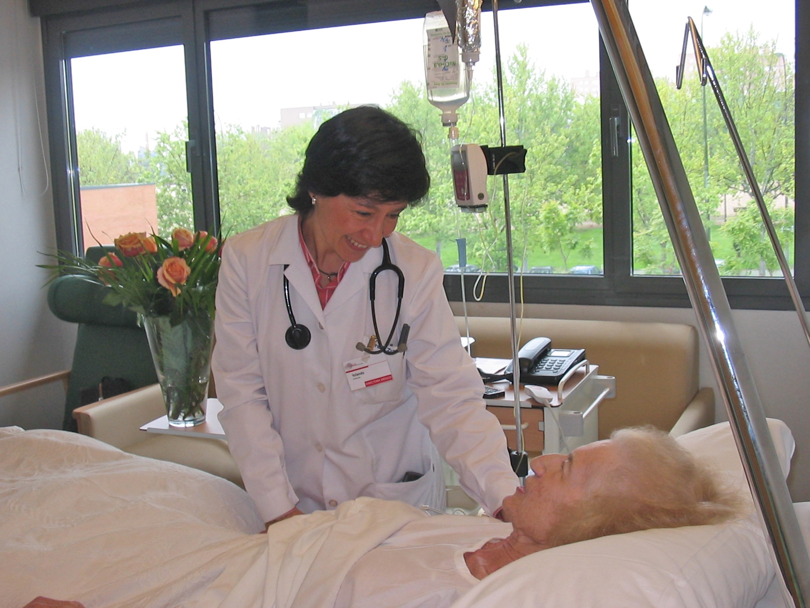 El cardenal Osoro recorre la Fundación Vianorte-Laguna y acompaña a sus pacientes