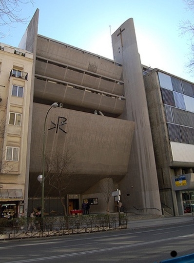 Monseñor Martínez Camino preside la Fiesta de la Palabra en la parroquia Nuestra Señora del Rosario de Filipinas