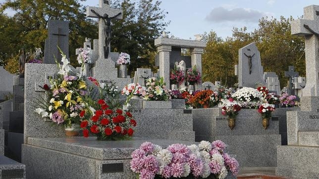 El arzobispo celebra una Eucaristía por los difuntos en el cementerio de la Almudena