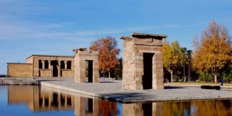 Santa María del Silencio despide el curso pastoral con una salida al templo de Debod