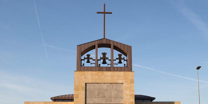 Juan Carlos Merino administra el sacramento de la Confirmación en San Lucas Evangelista de Villanueva del Pardillo