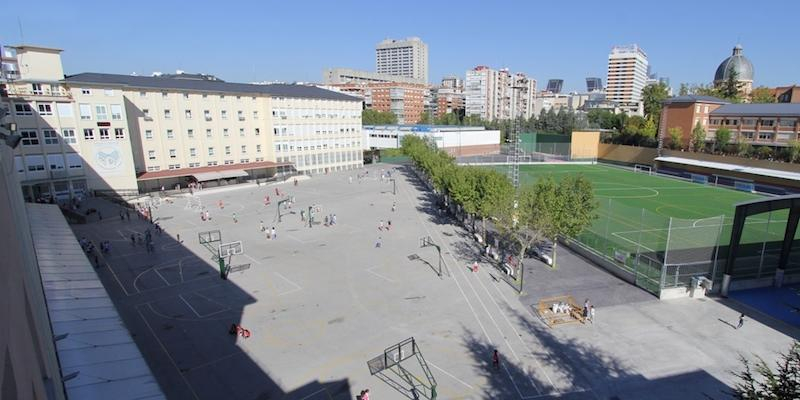 Juan Carlos Vera administra el sacramento de la Confirmación a un grupo de alumnos del colegio San Agustín