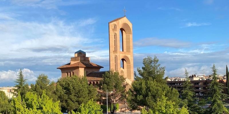 Monseñor Santos Montoya administra el sacramento de la Confirmación en Santa María de Caná