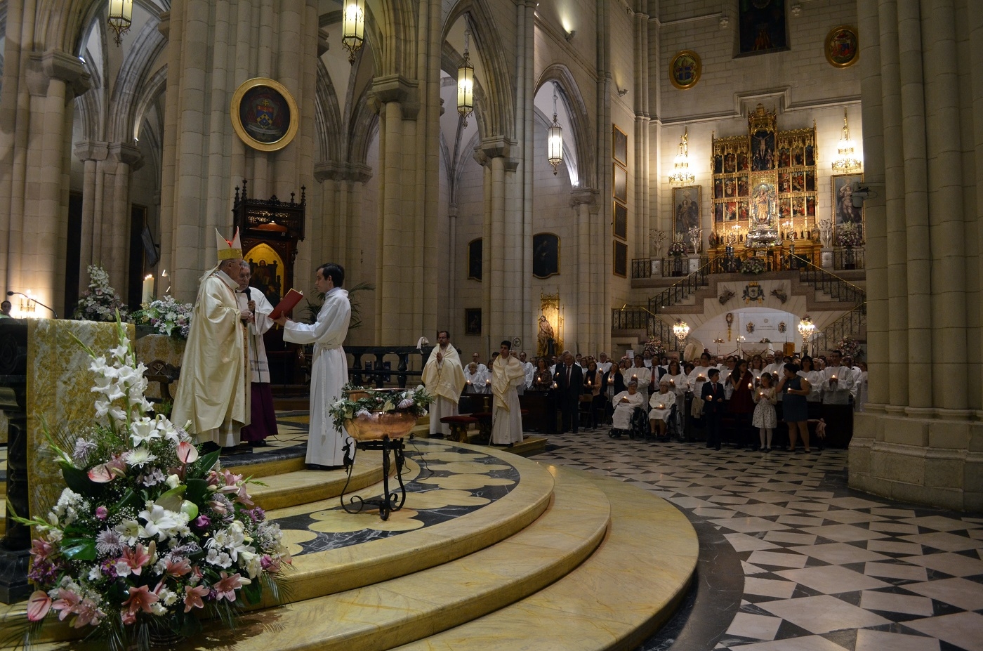 El arzobispo, en la vigilia pascual: «Si el Señor se ha desbordado de amor con nosotros, no vale tacañería»
