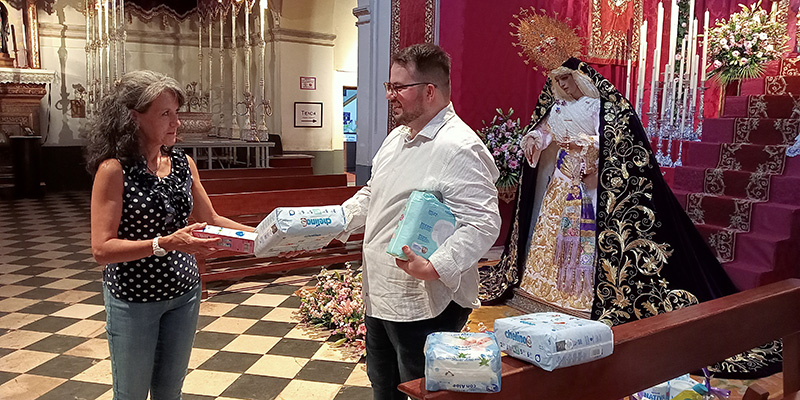 Pañales y leche en polvo para celebrar a la Virgen: así trabaja la acción social de la Hermandad Jesús ''El Pobre'' y Dulce Nombre