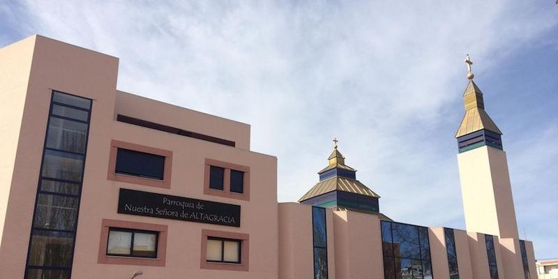 El padre Ángel Camino celebra la Eucaristía en Nuestra Señora de Altagracia