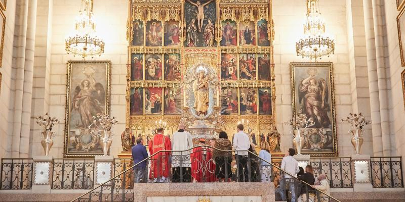 El cardenal José Cobo preside este miércoles la Eucaristía de la Corte de Honor de la Almudena en su fiesta capitular