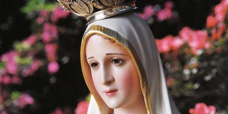 La capilla de Canto Blanco reza un Rosario de la Aurora