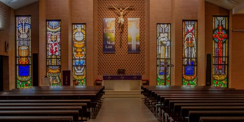 Un adulto recibe los sacramentos de la iniciación cristiana en Nuestra Señora de las Fuentes