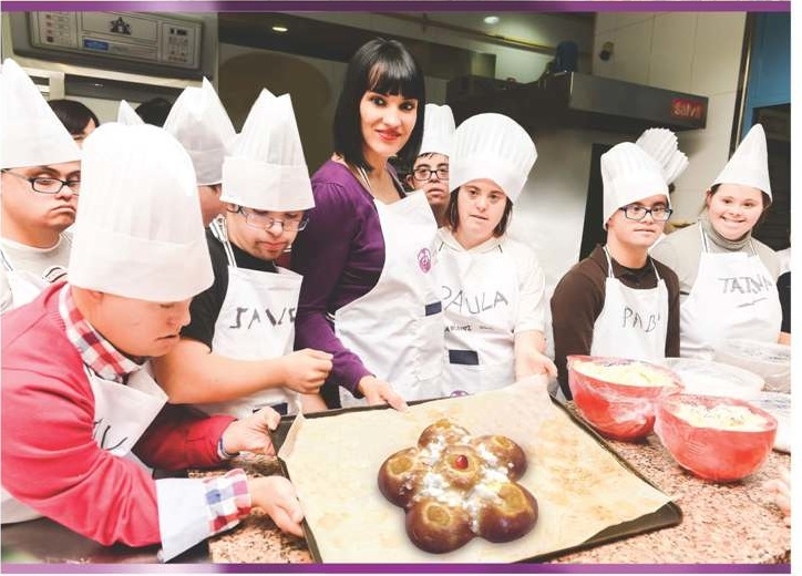 Irene Villa elabora, junto a personas con discapacidad, un dulce solidario navideño que se venderá en Madrid