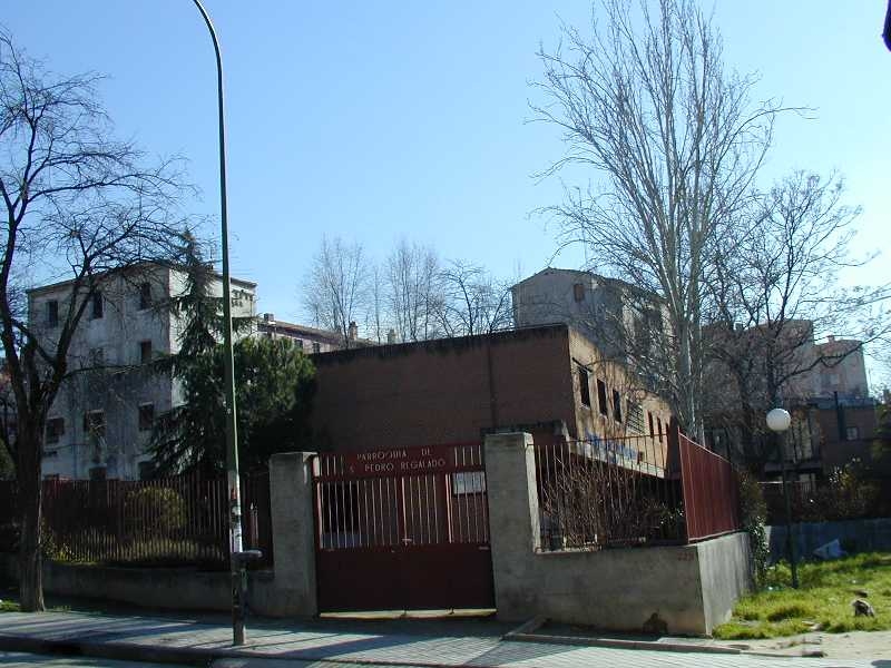 Monseñor Osoro bendice un almacén de alimentos de Cáritas parroquial en San Pedro Regalado
