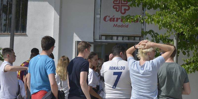 Alumnos de Comillas, Deusto y Esade participan como voluntarios en los proyectos de personas en situación de exclusión de Cáritas Madrid