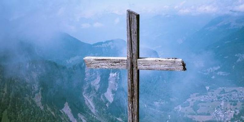 Una Cruz de San Ramón Nonato preside en el Viernes Santo el vía crucis interparroquial del arciprestazgo