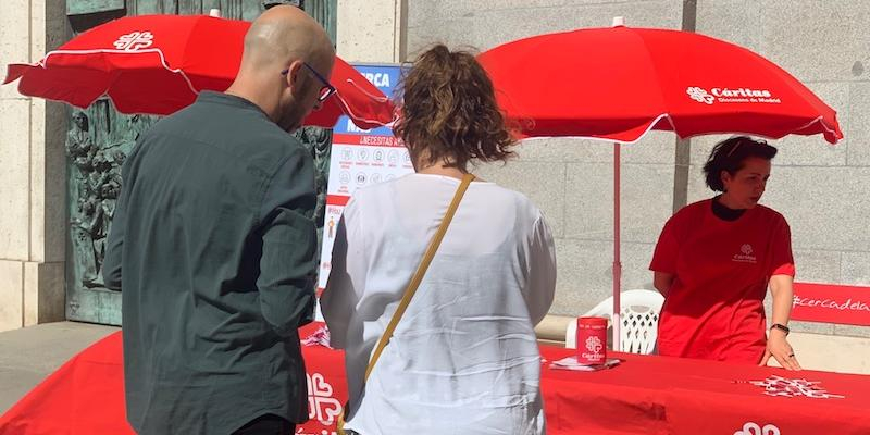 Cáritas Diocesana de Madrid instala una mesa informativa en la catedral en la solemnidad del Corpus