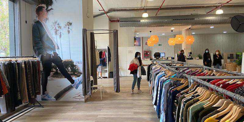 El padre Ángel Camino bendice una nueva tienda de Moda re- en Madrid