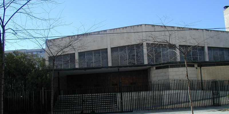 Juan Pedro Gutiérrez administra el sacramento de la Confirmación en San Pedro Nolasco