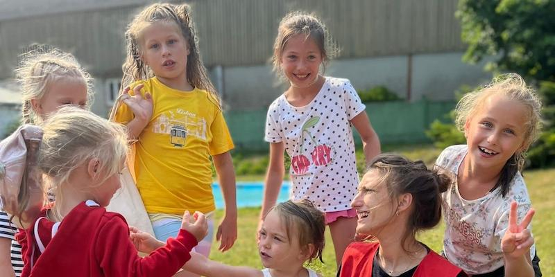 Familias ucranianas acompañadas por Cáritas Diocesana de Madrid disfrutan de unos días de vacaciones en Galicia