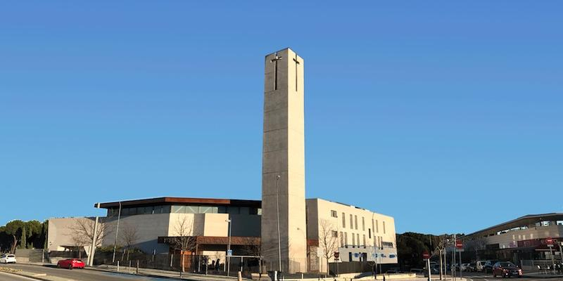 Santo Tomás Moro de Majadahonda conmemora a su titular con una Misa solemne y ofrenda floral