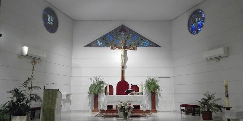 Monseñor Martínez Camino administra el sacramento de la Confirmación en Santa María del Parque