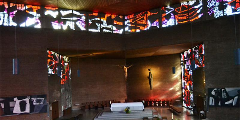 El vicario episcopal de la I administra el sacramento de la Confirmación en Sagrados Corazones de Chamartín