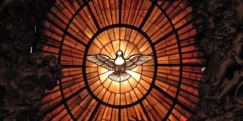 Juan Carlos Merino administra el sacramento de la Confirmación a alumnos del colegio Sagrados Corazones