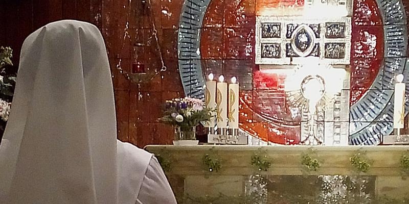 Las Siervas de Jesús de la Caridad organizan una Hora Santa todos los miércoles
