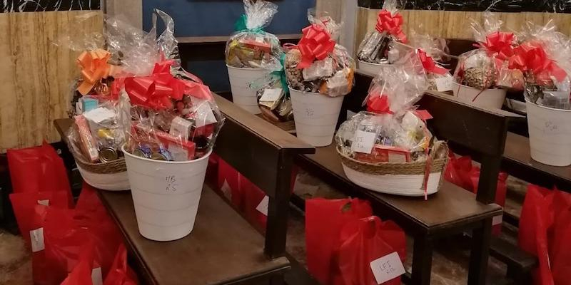 La Real Congregación de San Isidro reparte alegría en Navidad a las familias atendidas por Cáritas de la colegiata