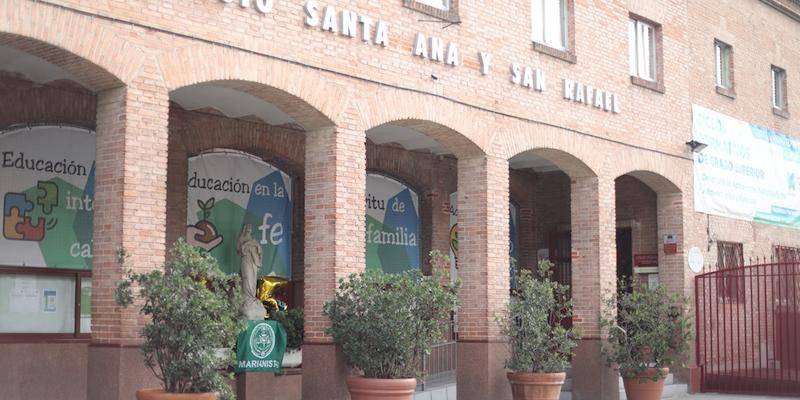 Alumnos del colegio Santa Ana y San Rafael reciben el sacramento de la Confirmación en Sagrada Familia