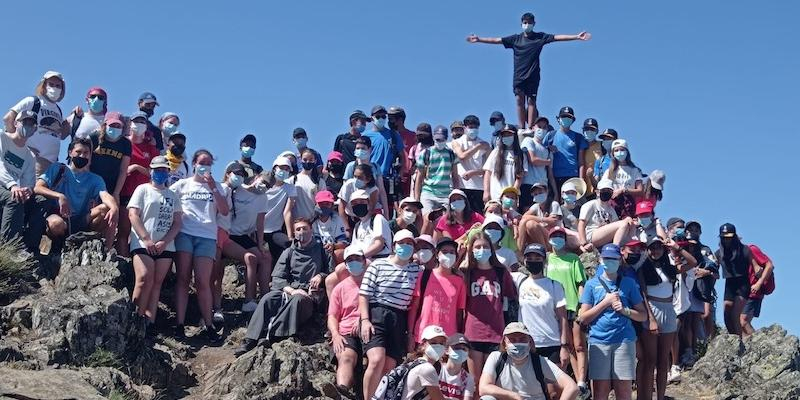 Adolescentes de distintas parroquias de la Vicaría VI disfrutan de un campamento en El Atazar