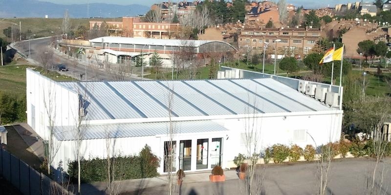 Santa Genoveva Torres Morales da a venerar una reliquia de la santa en su fiesta titular