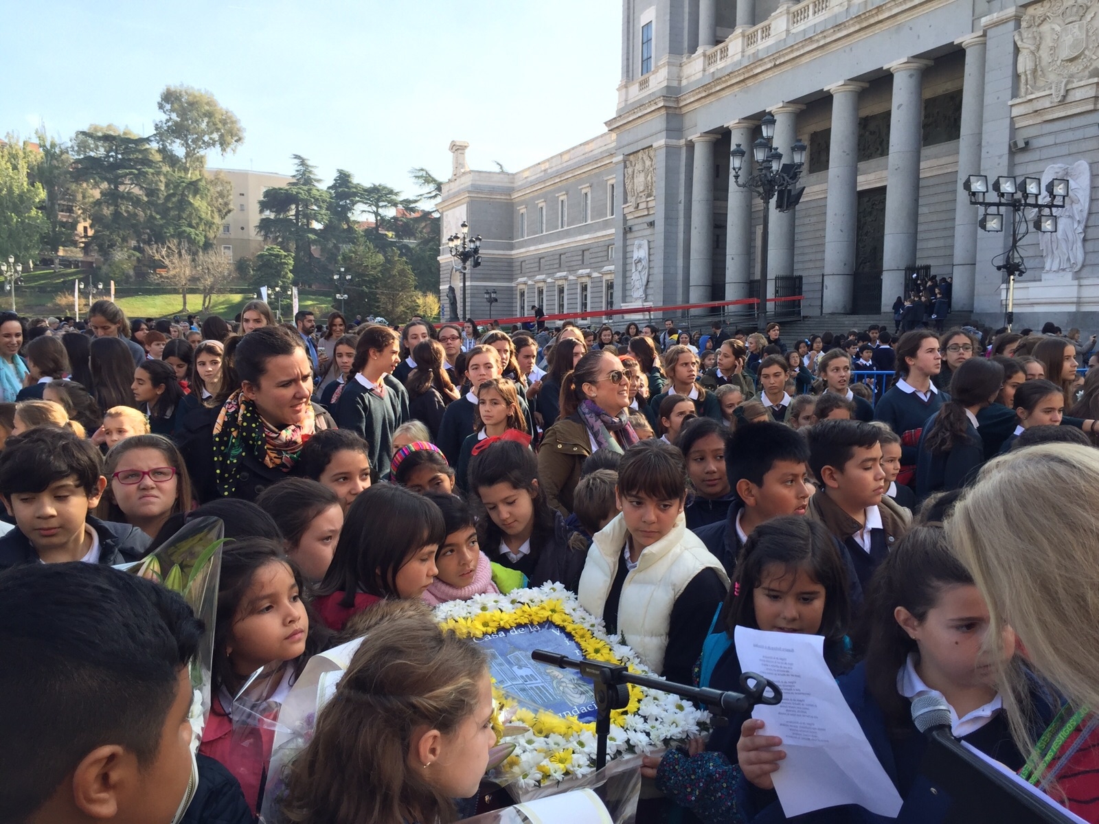 Los niños le llevan flores a la Almudena y le piden que «le cuente a Jesús cosas bonitas de nosotros»