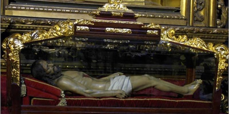 El Lignum Crucis de Santa Cruz acompaña el desfile procesional del Santo Entierro en la noche del Viernes Santo