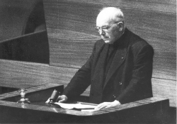 Comillas y entreParéntesis hablan de 'Economía y humanismo' en el aniversario del movimiento Humanismo Cristiano